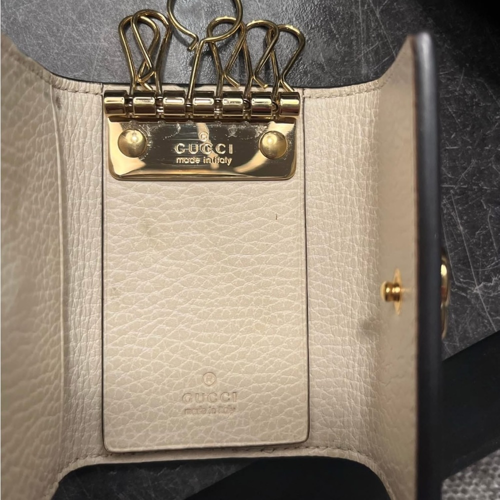 Gucci Cream Key Holder with Gold Hardware - Picture 3 of 7